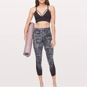 Lululemon Women’s 6 Wunder Under‎ Crop *Scallop 23" Achromatize Ice Grey Black